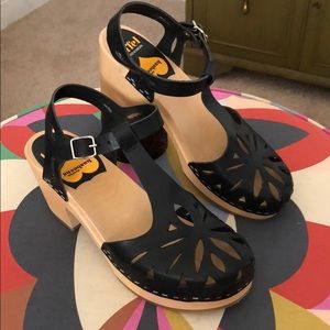 Swedish hasbeens black clogs (new)